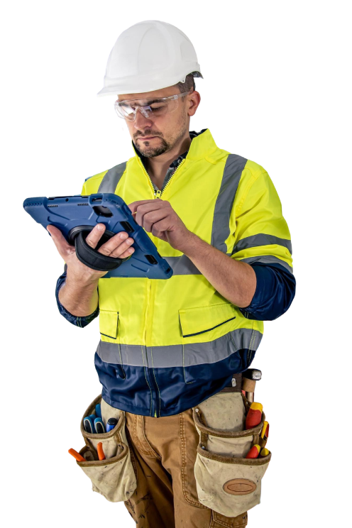 hombre tecnico electrico que trabaja cuadro distribucion fusibles usa tableta